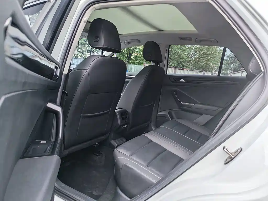 Volkswagen T-Roc — миниатюра 8