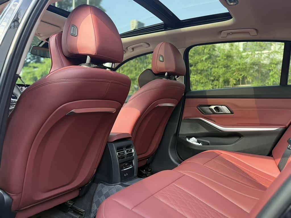 BMW 3 Series 2.0 л 2024 г. Чёрный, пробег 38000 км
