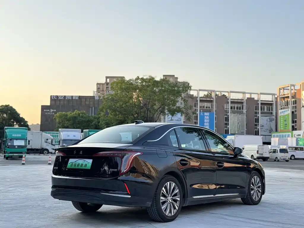 Hongqi E-QM5