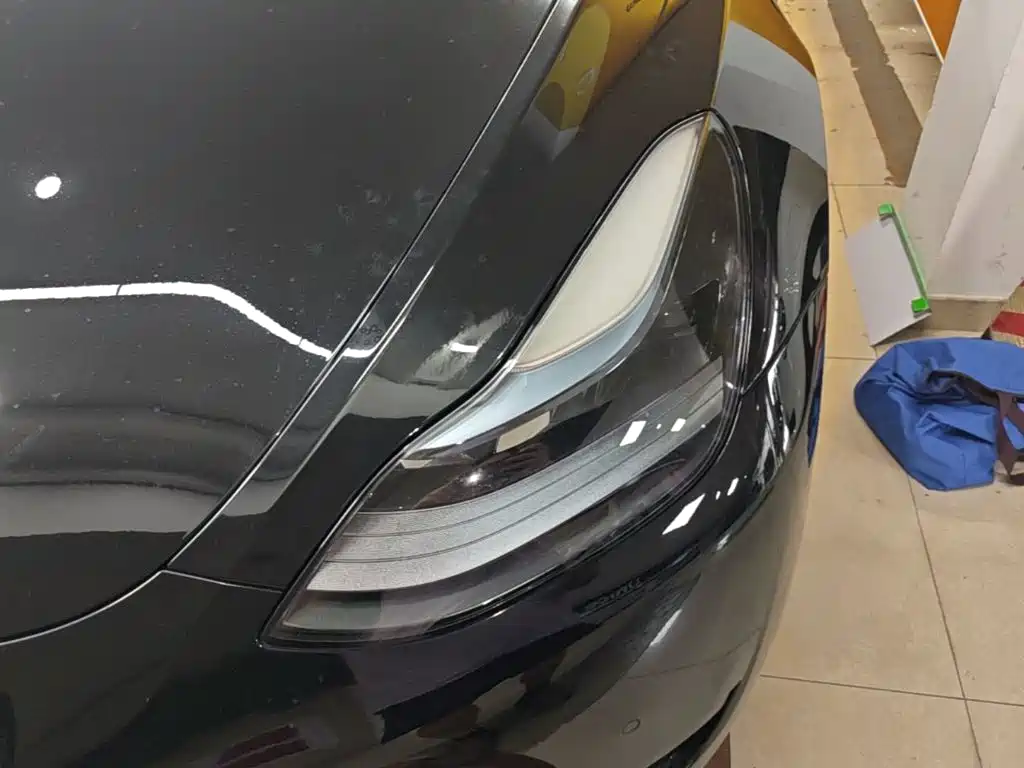 Tesla Model Y — миниатюра 24