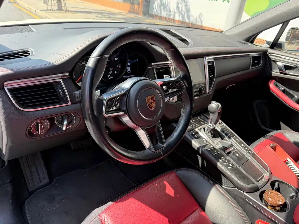 PORSCHE MACAN