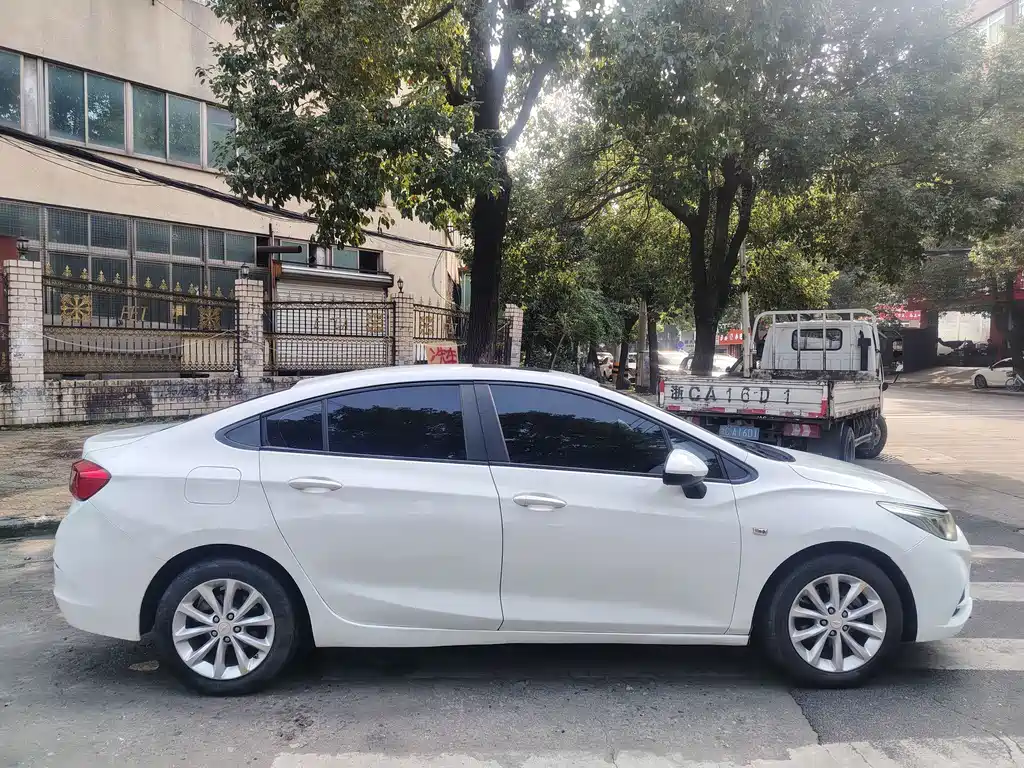 Chevrolet Cruze — миниатюра 10