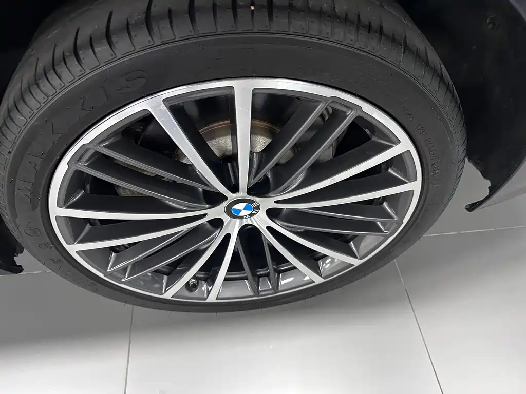 BMW 5 Series — миниатюра 13