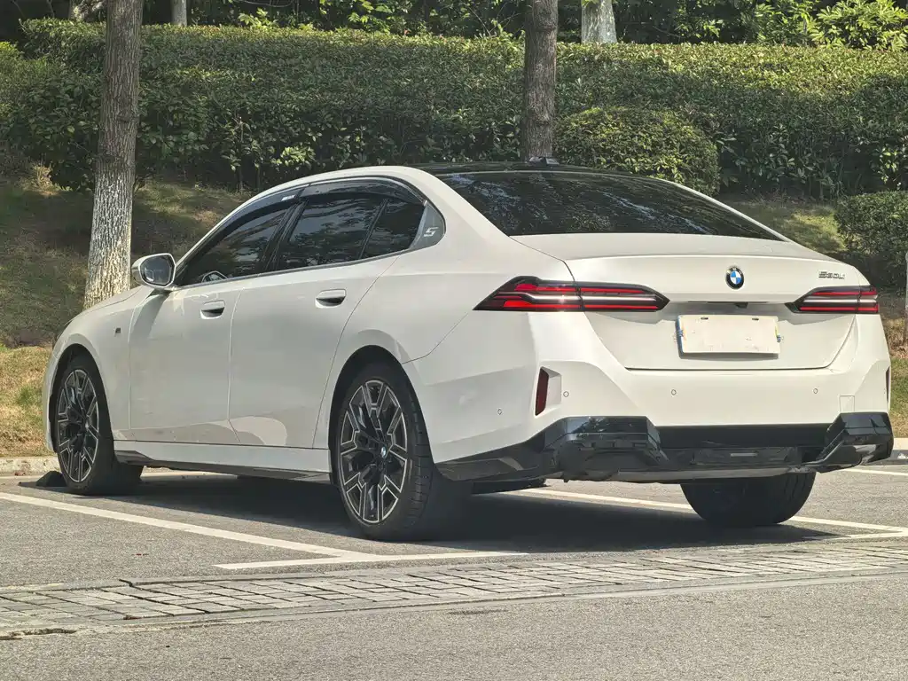 BMW 5 Series — миниатюра 13