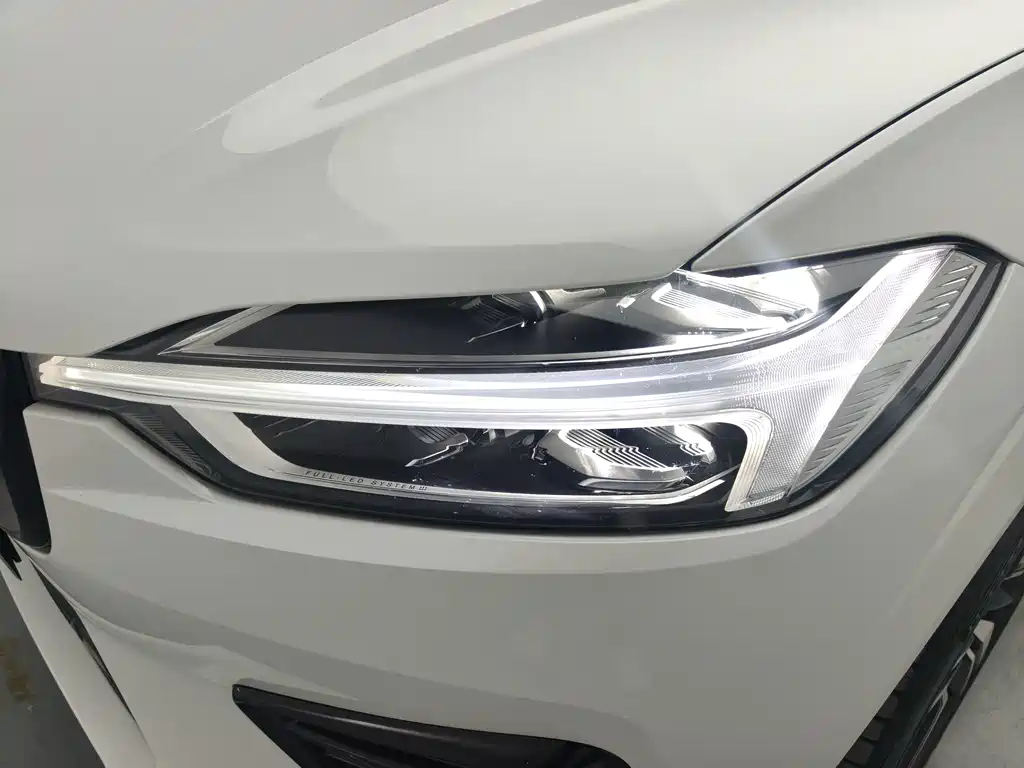 Volvo XC60 PHEV — миниатюра 5