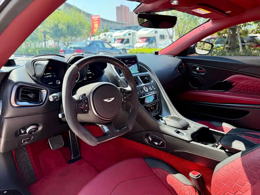 Aston Martin DBS — миниатюра 4