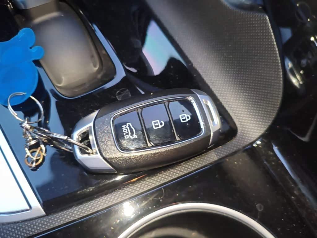 Hyundai Elantra 1.5 л 2022 г. Серебристо-серый, пробег 31800 км