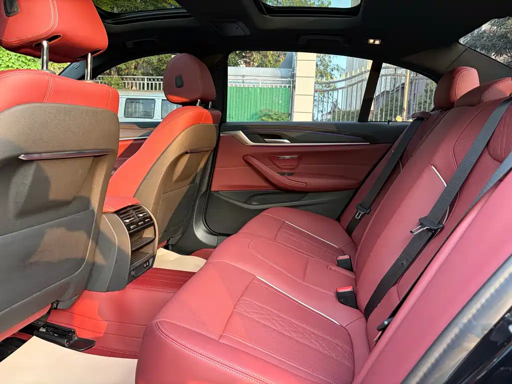 BMW 5 Series — миниатюра 8