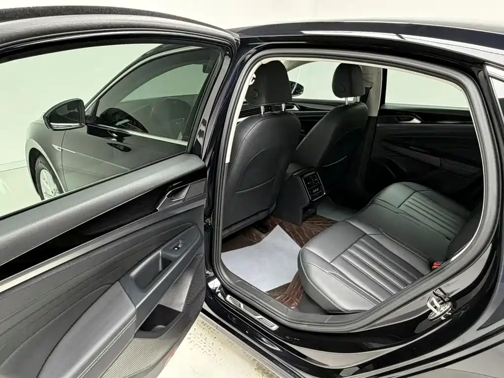 Volkswagen Passat PHEV — миниатюра 17