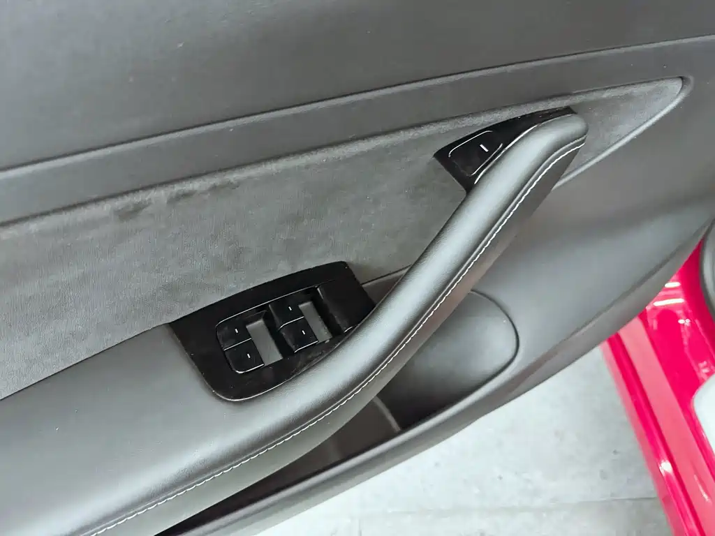 Tesla Model 3 — миниатюра 16