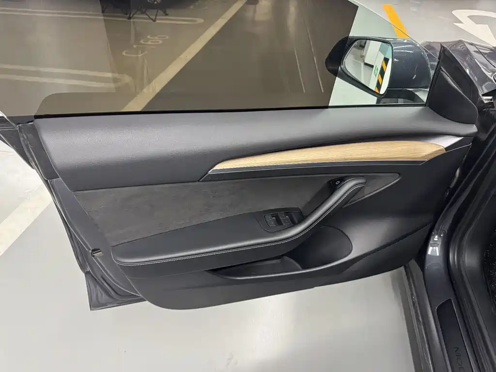 Tesla Model 3 — миниатюра 4