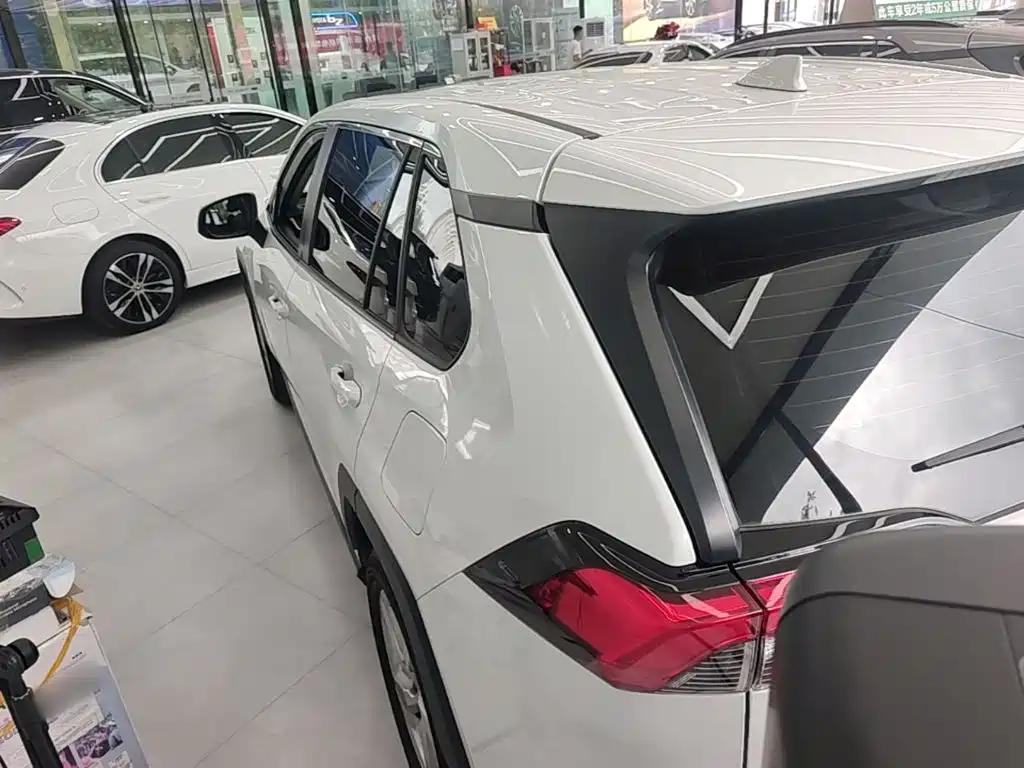 Toyota RAV4 — миниатюра 5