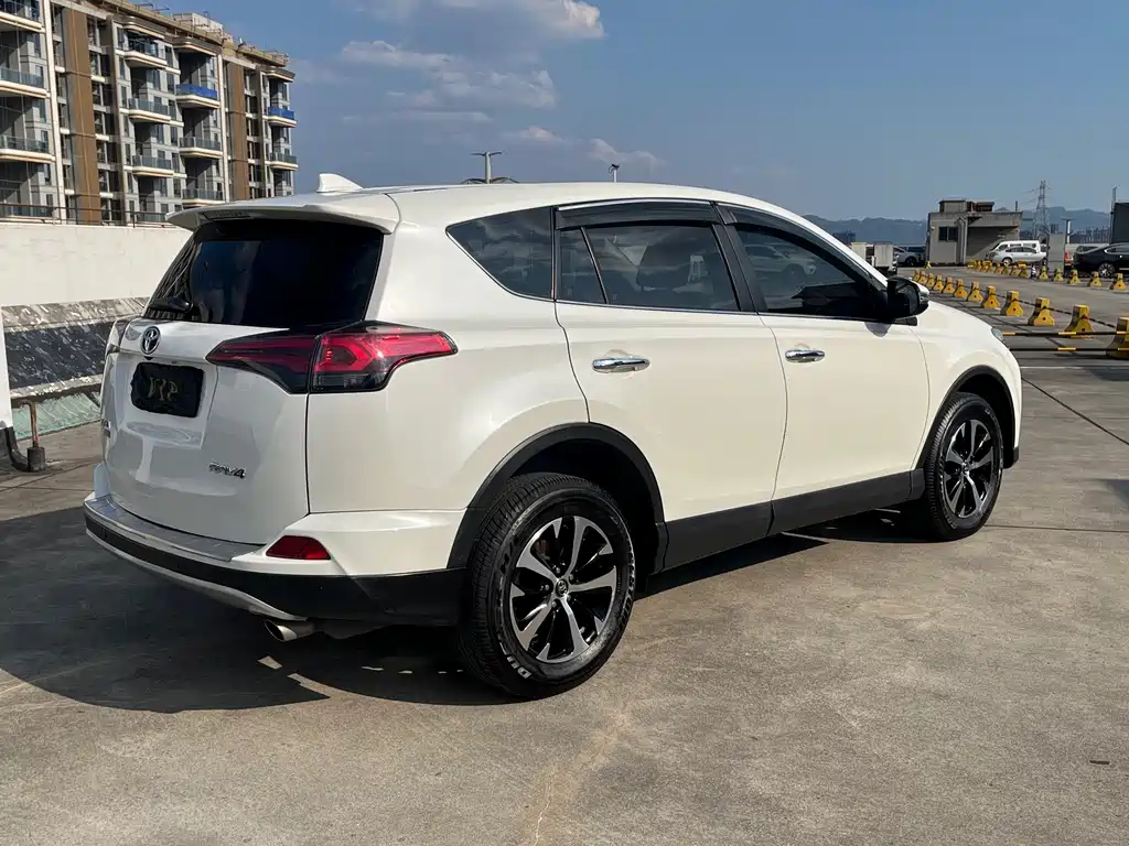 Toyota RAV4 — миниатюра 10