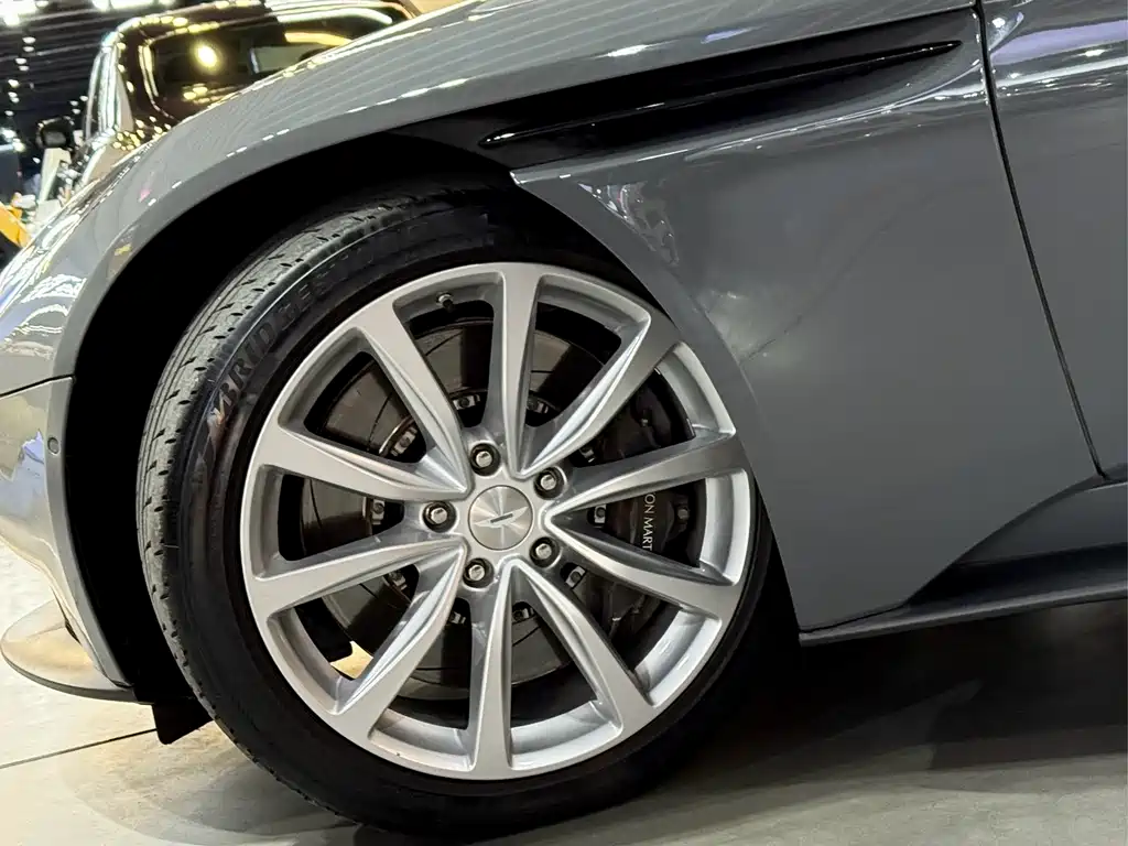 ASTON MARTIN DB11