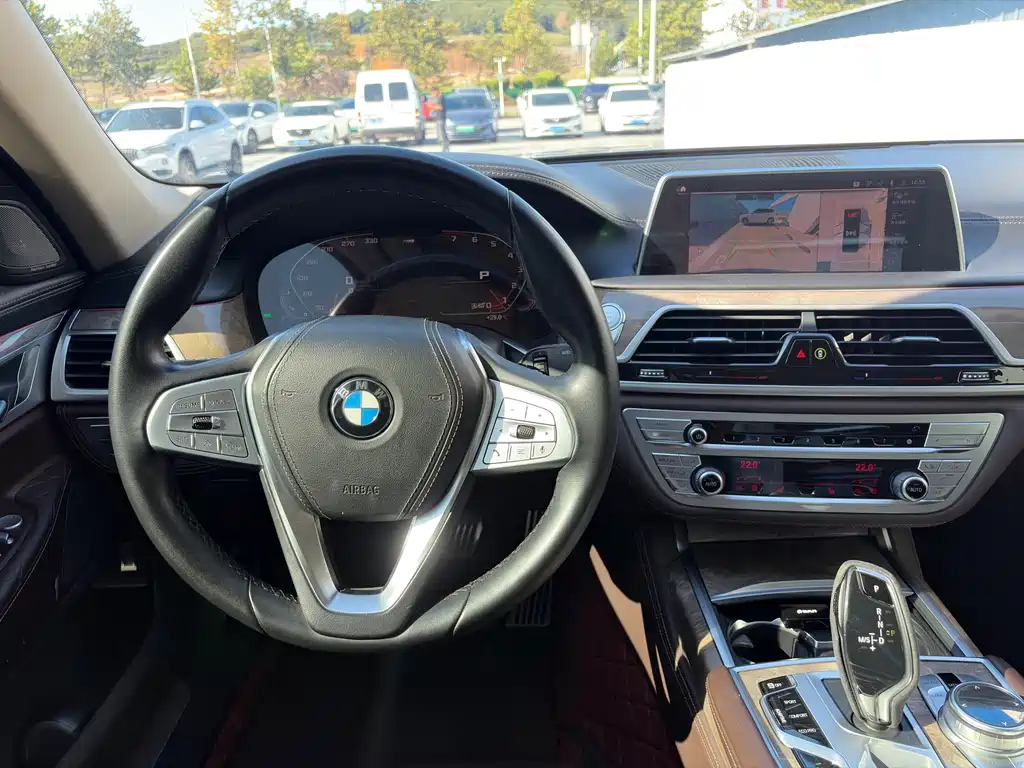 BMW 7 Series — миниатюра 11