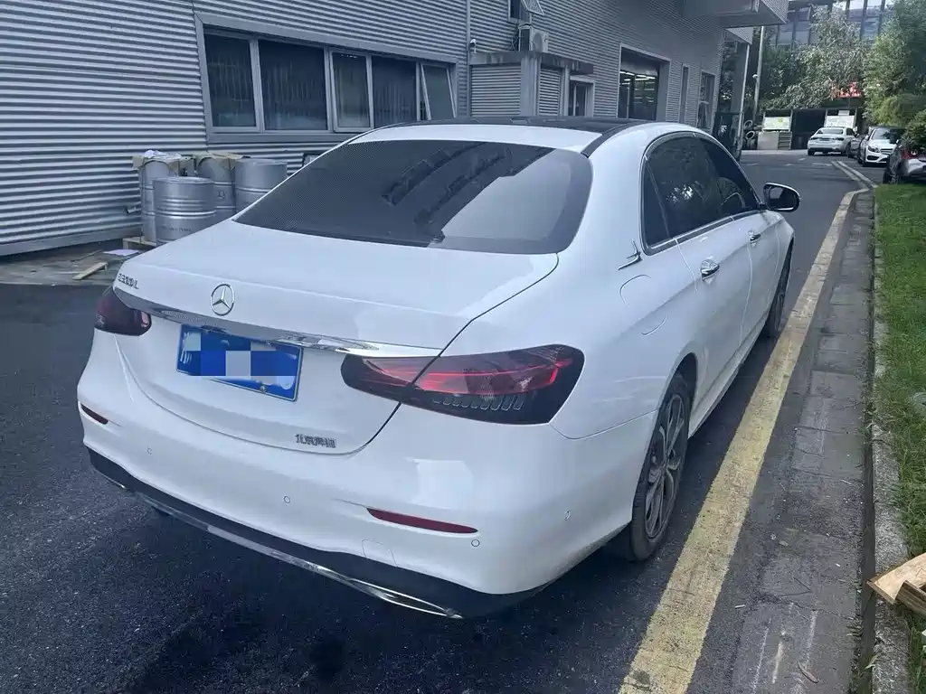 Mercedes-Benz E-Class — миниатюра 2
