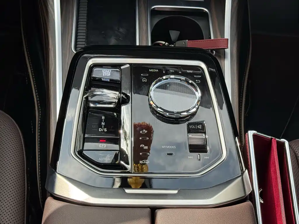 BMW 7 Series — миниатюра 12