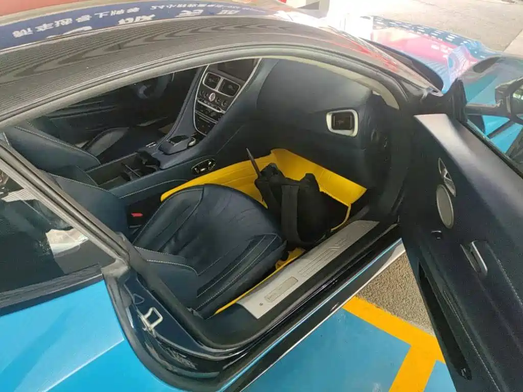 Aston Martin DB11 — миниатюра 10