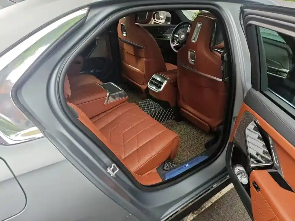 BMW 7 Series — миниатюра 7