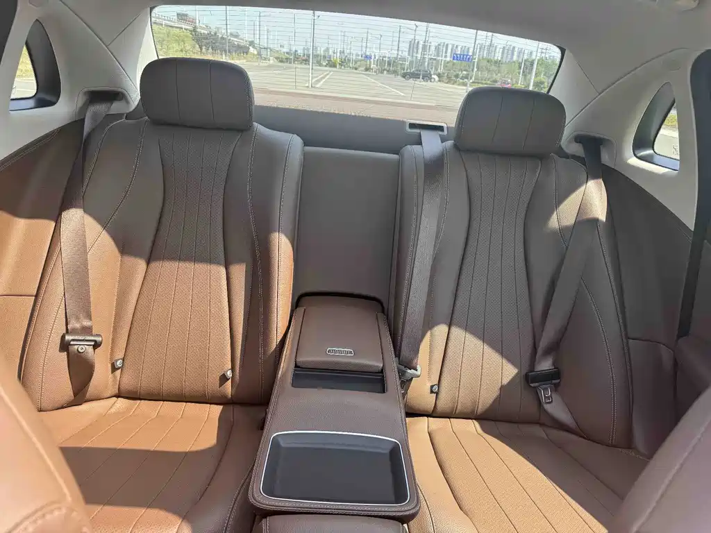 Mercedes-Benz E-Class — миниатюра 12