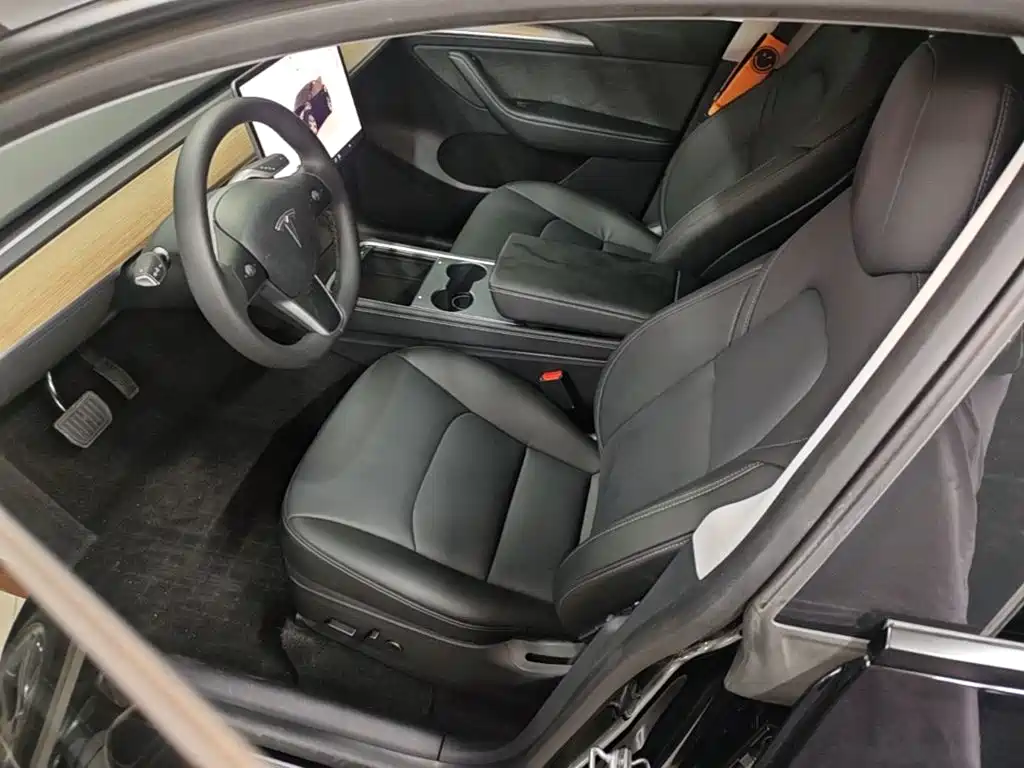 Tesla Model Y — миниатюра 15