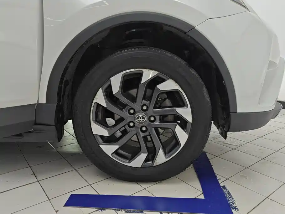 Toyota RAV4 — миниатюра 6