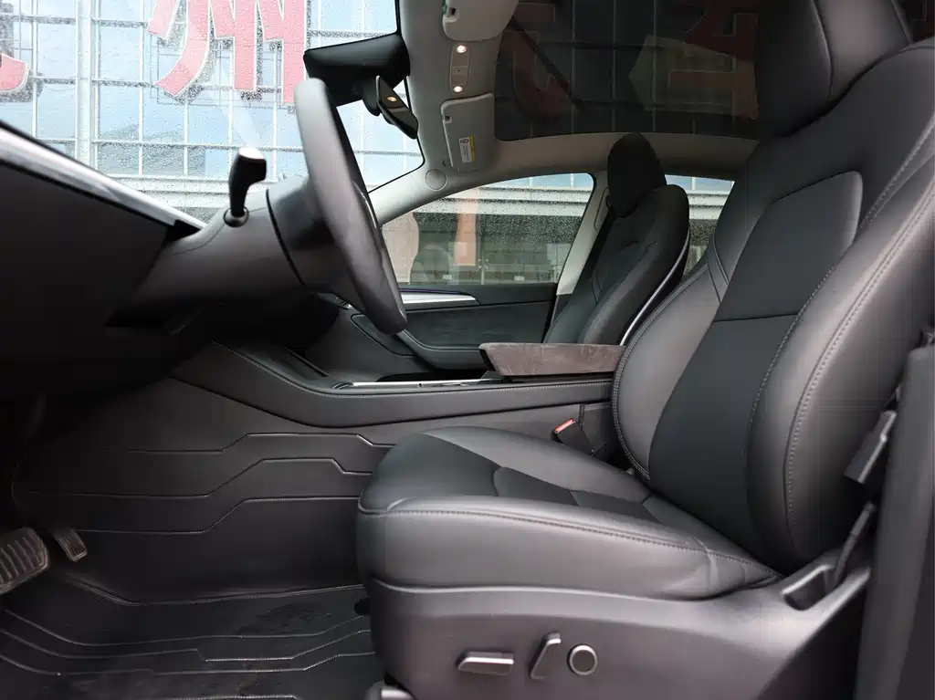 Tesla Model Y — миниатюра 15