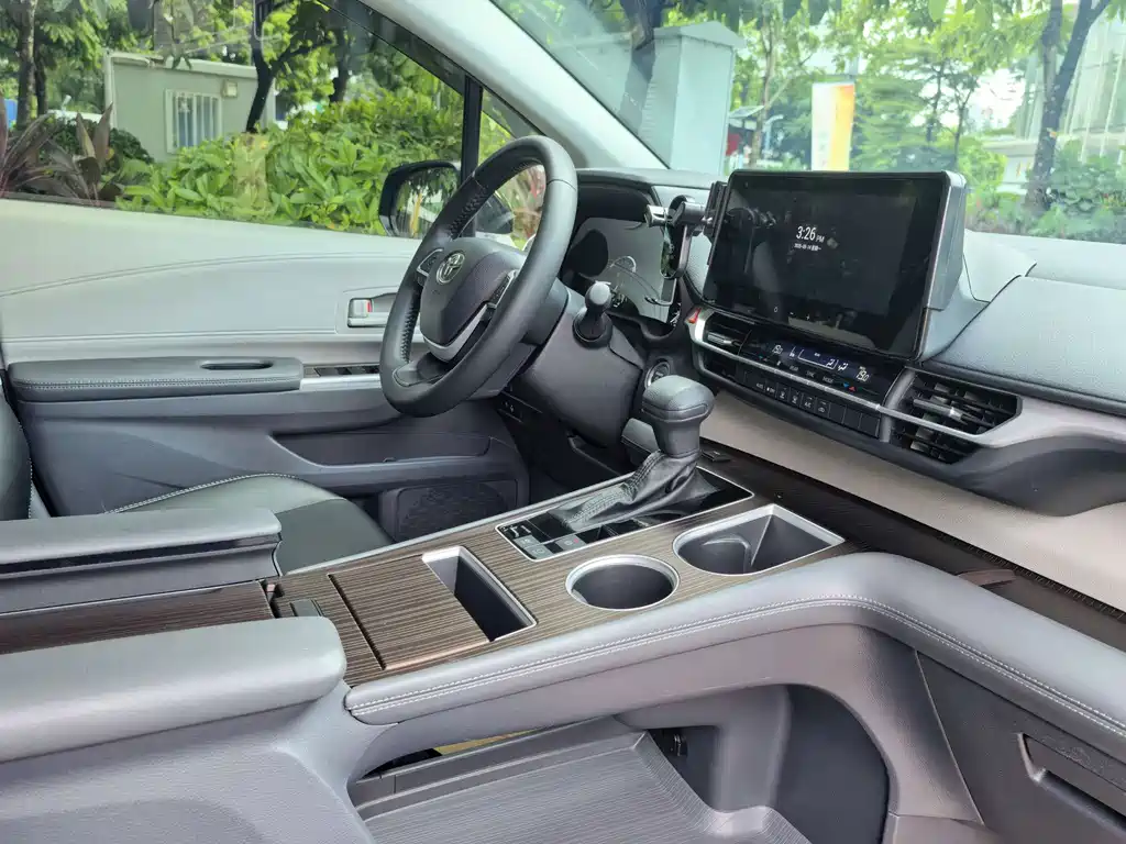 Toyota Sienna — миниатюра 11
