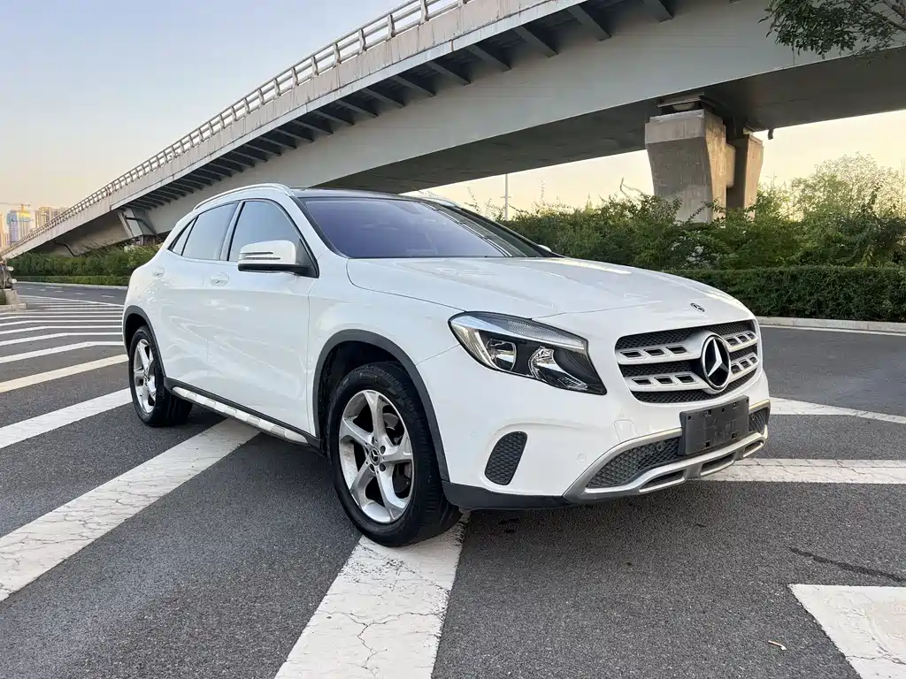 MERCEDES-BENZ GLA