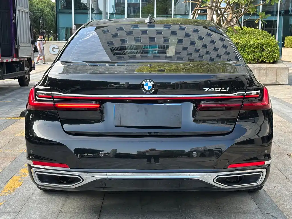 BMW 7 Series — миниатюра 14