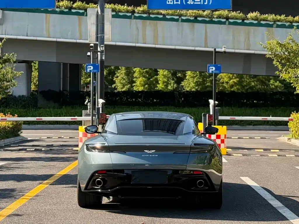 Aston Martin DB11 — миниатюра 8