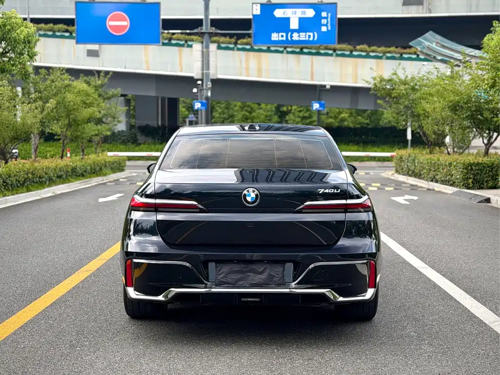 BMW 7 Series — миниатюра 4