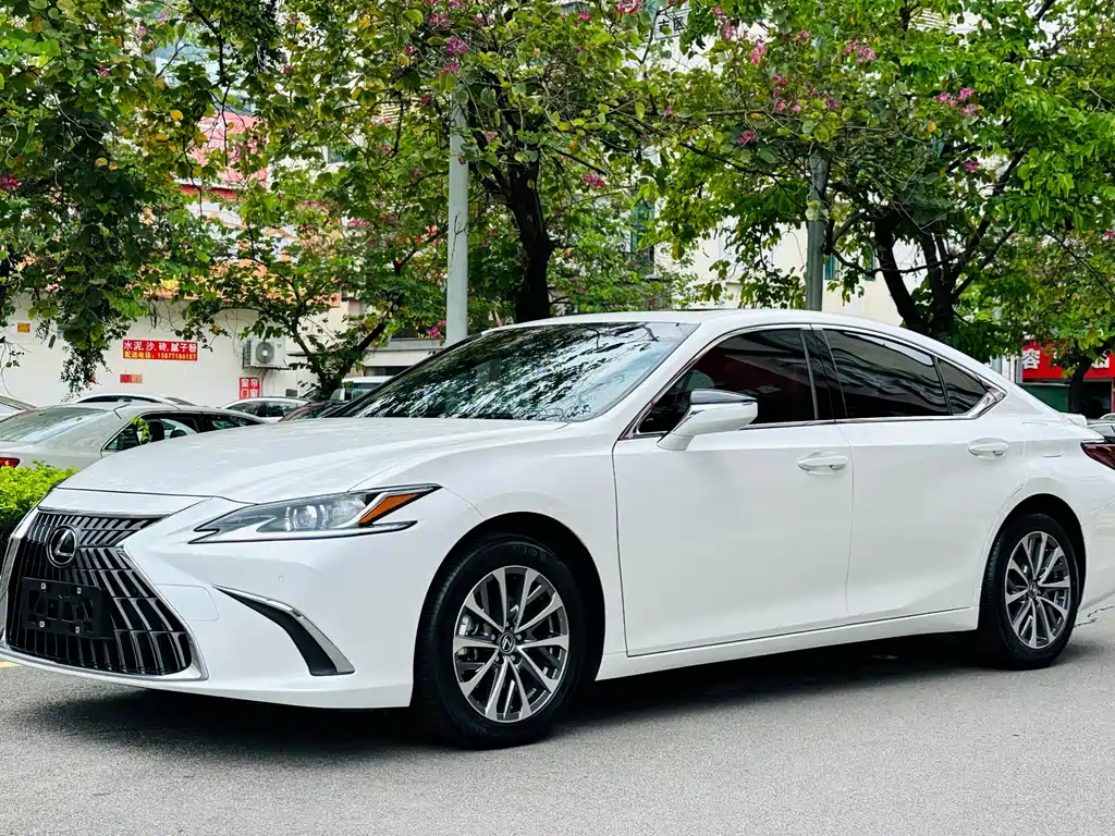 Lexus ES 2023