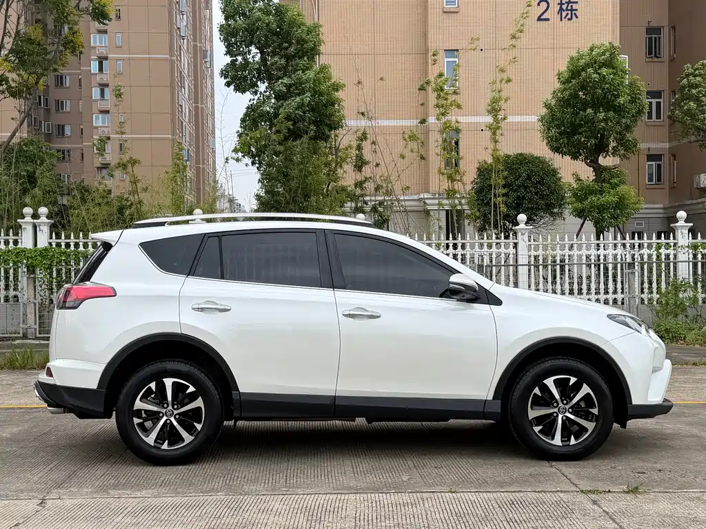 Toyota RAV4 — миниатюра 7