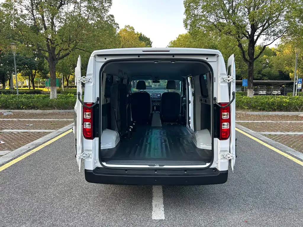 Wuling Yangguang — миниатюра 13