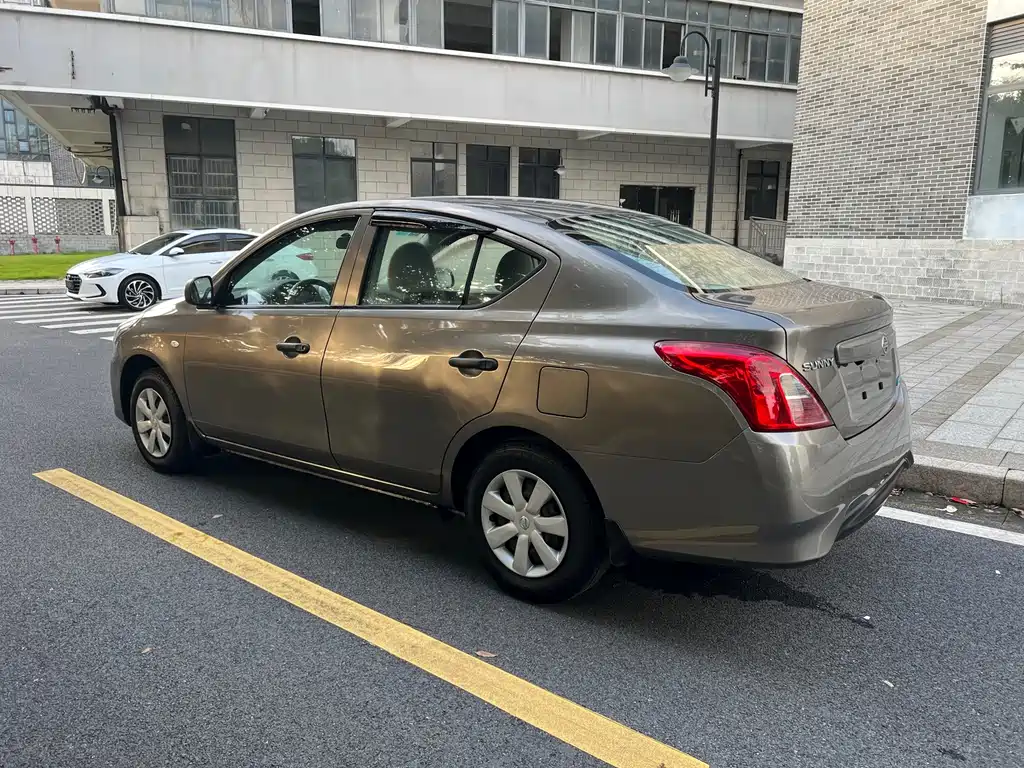 Nissan Sunny — миниатюра 6