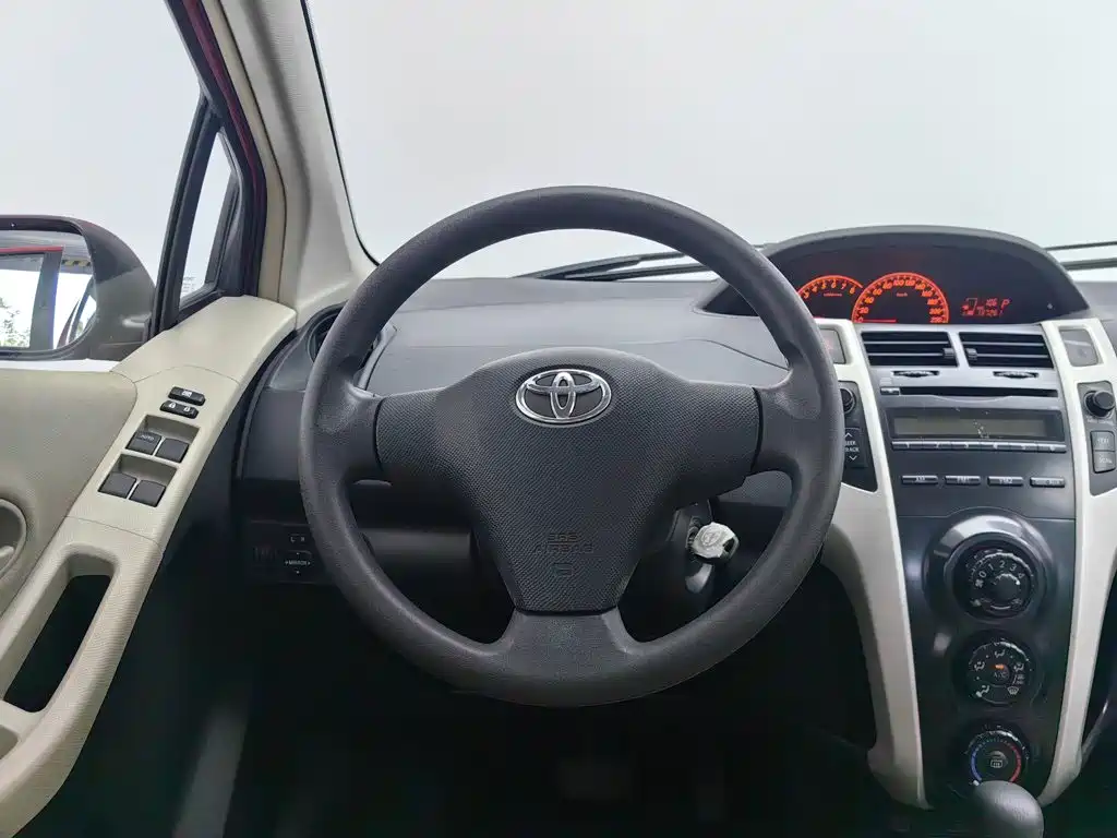 Toyota Yaris — миниатюра 11
