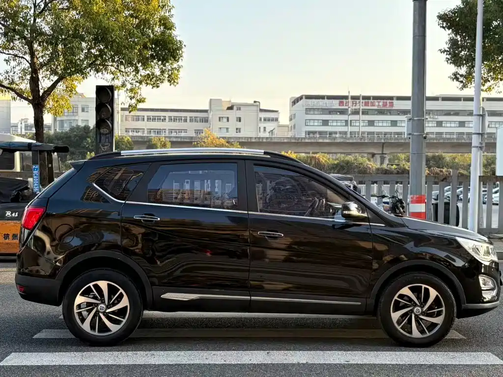 BAOJUN 560