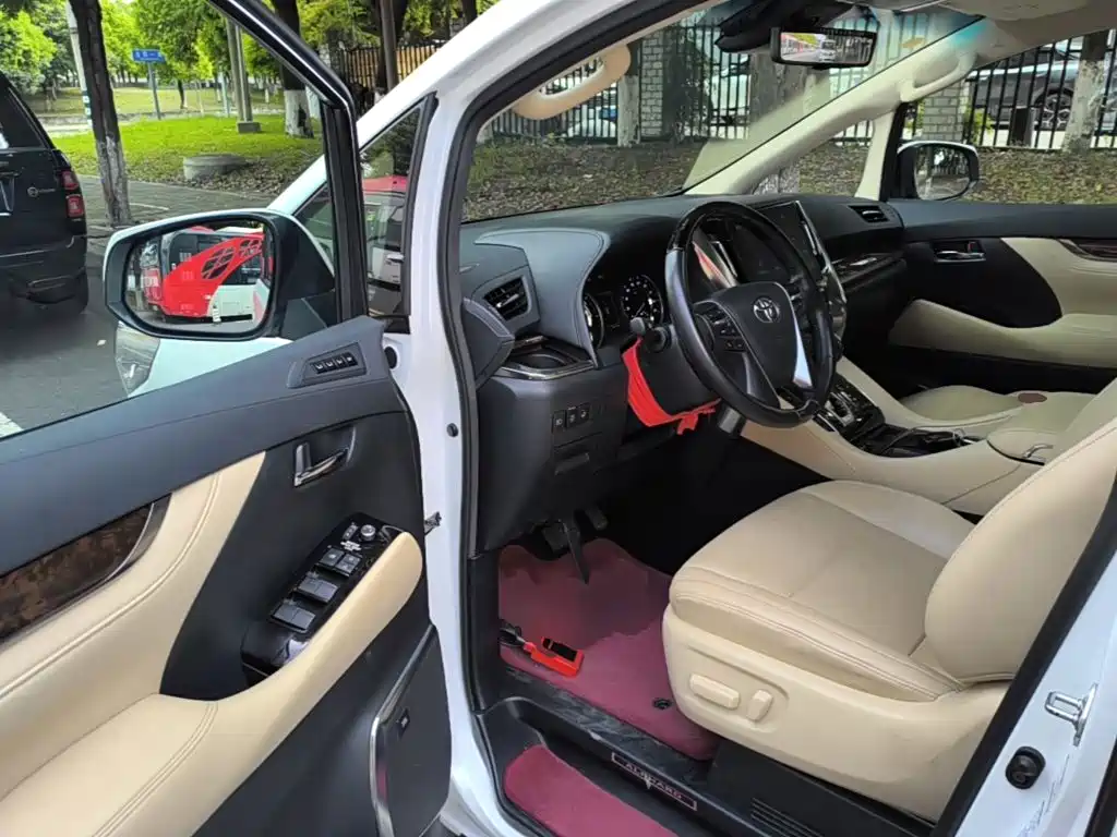 Toyota Alphard — миниатюра 16