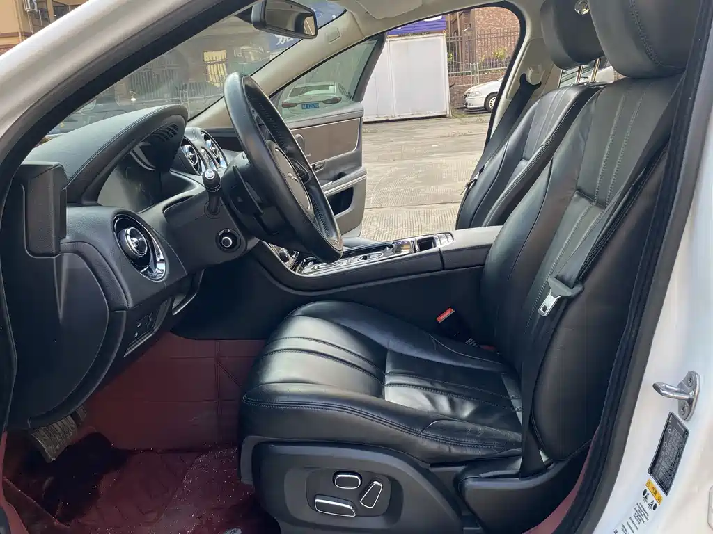 Jaguar XJ — миниатюра 4
