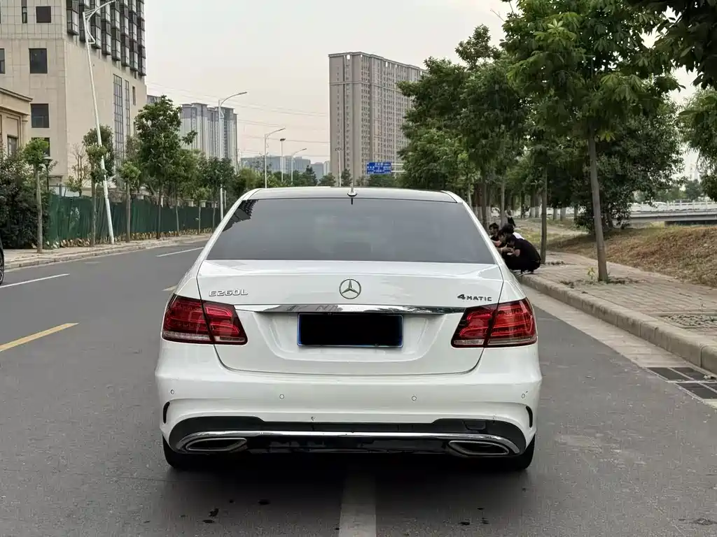 Mercedes-Benz E-Class — миниатюра 5