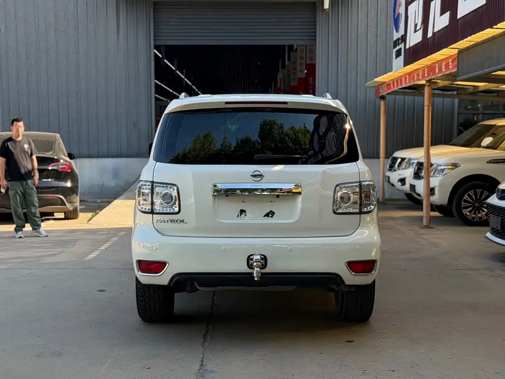 Nissan Patrol — миниатюра 5