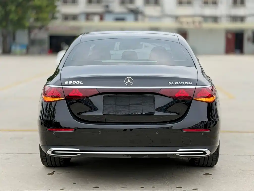 Mercedes-Benz E-Class — миниатюра 6
