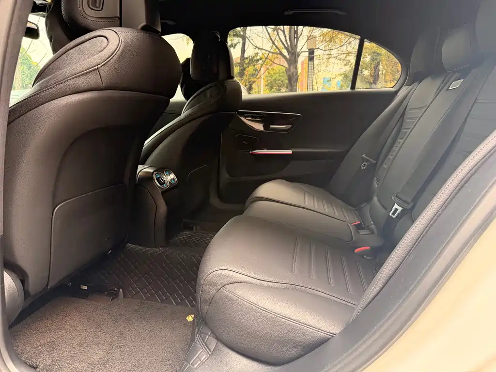 Mercedes-Benz C-Class — миниатюра 16