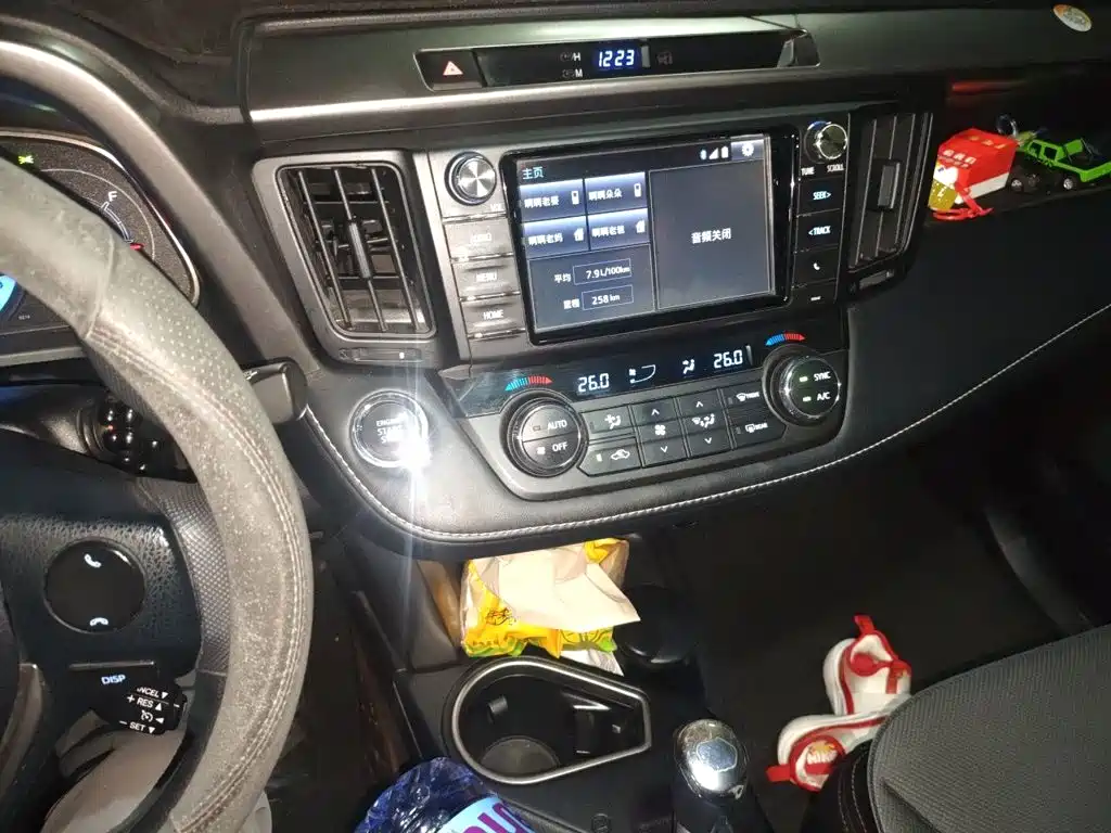 Toyota RAV4 — миниатюра 9