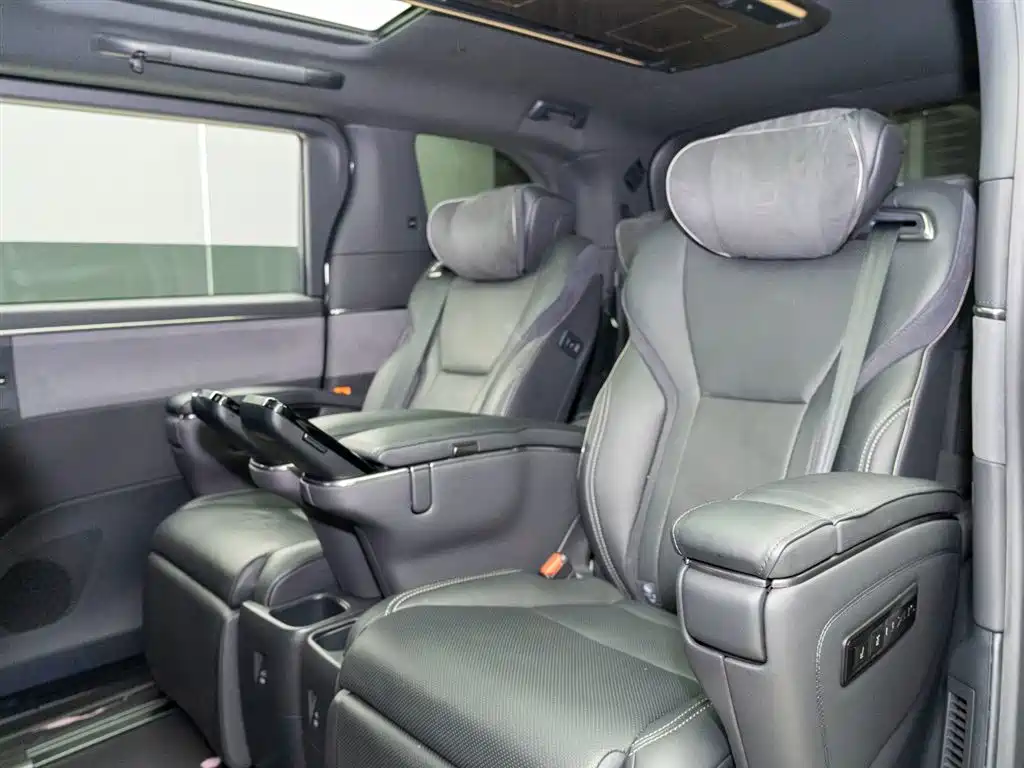 Lexus LM 2023 500h мест