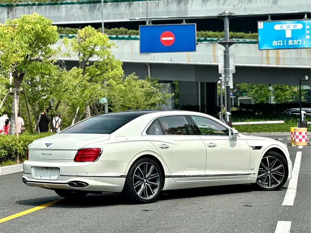 Bentley Flying Spur PHEV — миниатюра 8