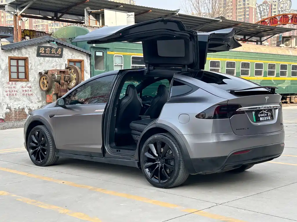 TESLA MODEL X