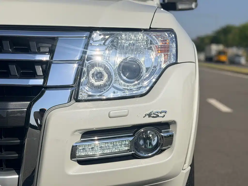 Mitsubishi Pajero (Import) — миниатюра 23