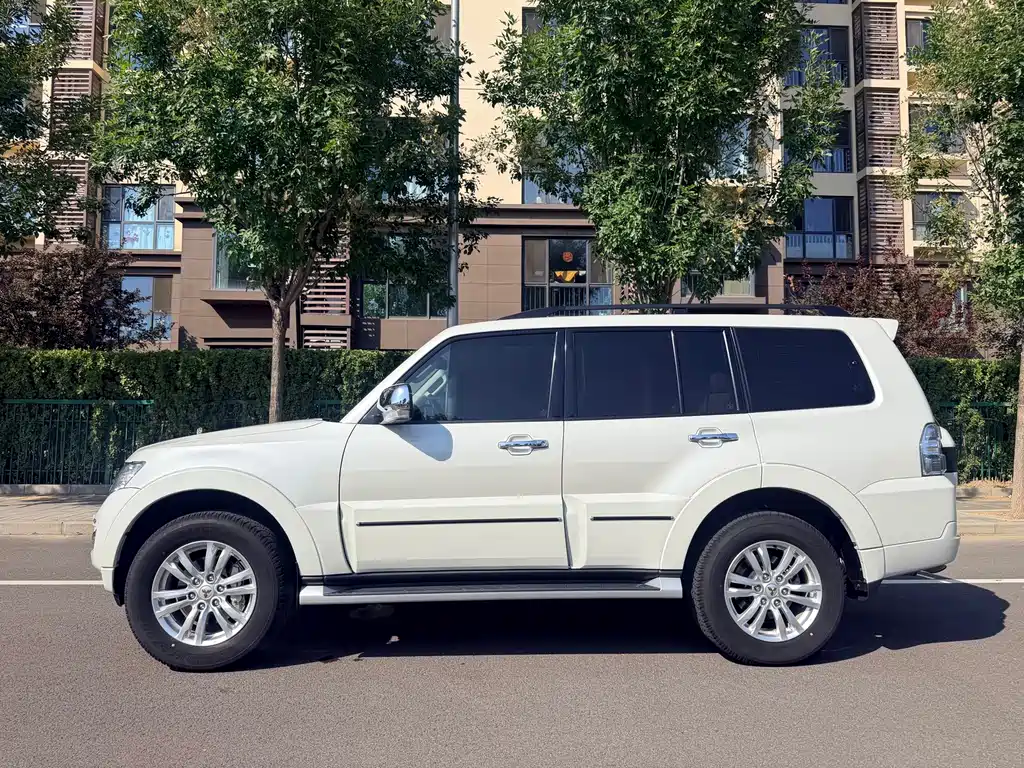 Mitsubishi Pajero (Import) — миниатюра 21